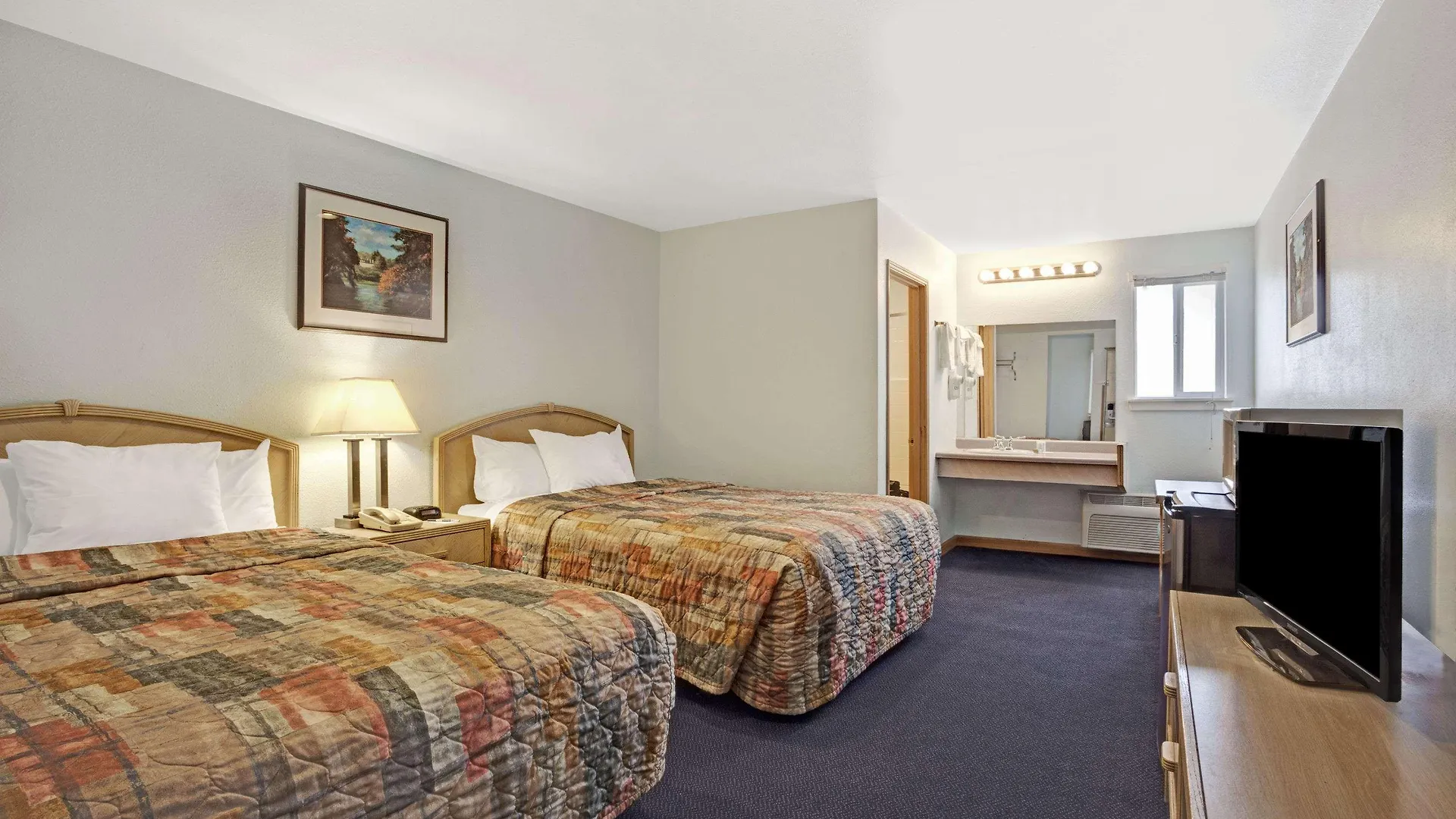 Travelodge By Wyndham Seattle North Of Downtown Motel